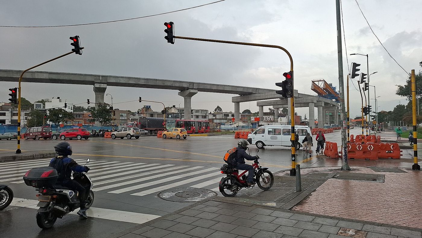 The elevated viaduct of Bogotá’s first metro line under construction along Avenida Caracas, where test runs began this weekend.